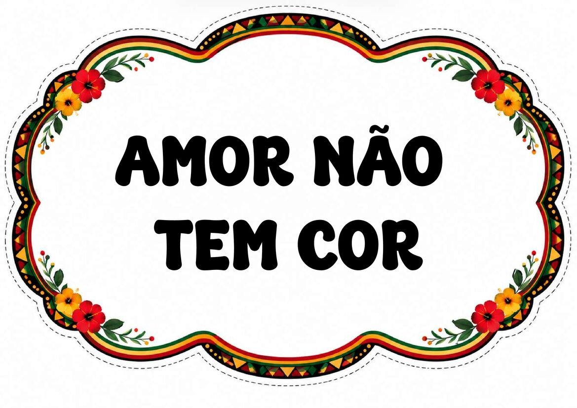 Plaquinha “Amor não tem cor”, com texto preto em duas linhas e moldura floral colorida sobre fundo branco.